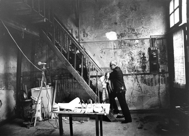 Fondation Giacometti -  Julie Burns, Michel Leiris dans l'atelier lors de la dépose des peintures murales, 1972, coll.Fondation Giacometti, Paris. 2003-0183