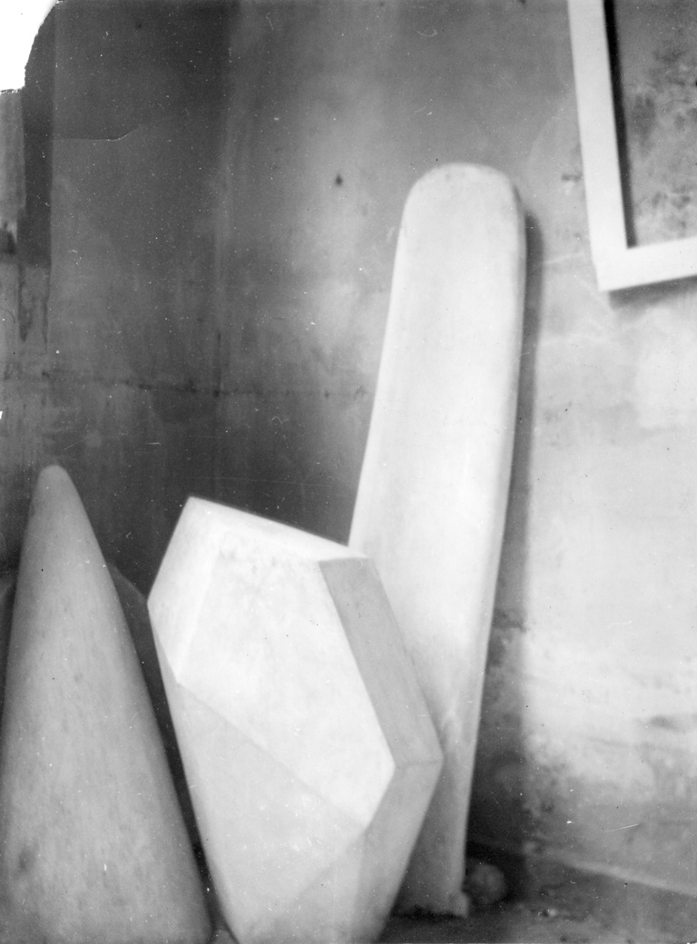 Fondation Giacometti -  Anonyme, Éléments du Projet pour une place et le Cube en plâtre dans l'atelier, vers 1934, coll.Fondation Giacometti, Paris. 2003-0671