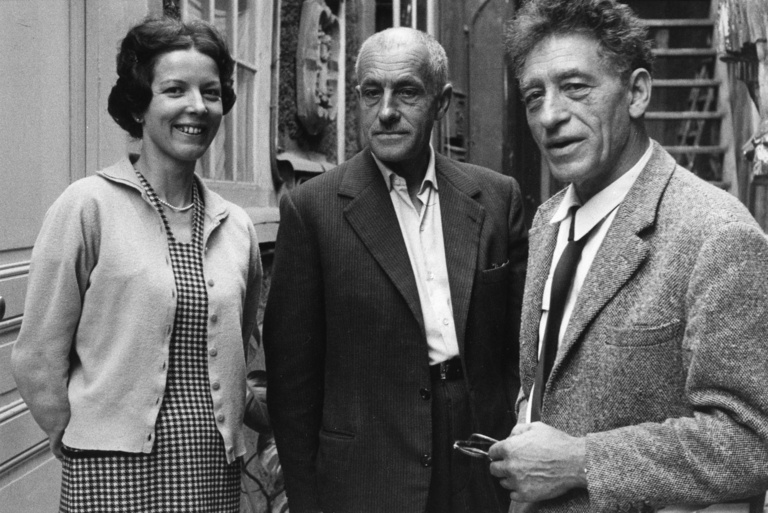 Fondation Giacometti -  Ernst Scheidegger, Annette, Diego et Alberto Giacometti dans la cour de l'atelier, 1960, 2003-3135 