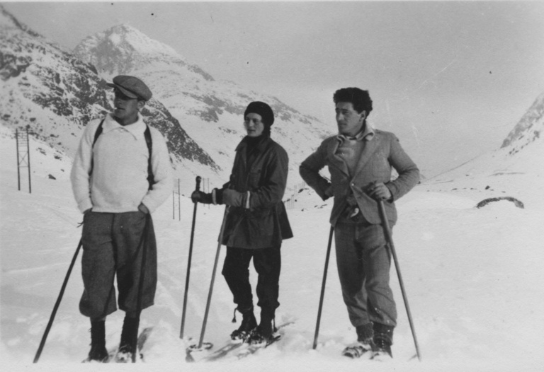 Fondation Giacometti -  Anonyme, Diego, Ottilia et Alberto Giacometti faisant du ski années 1930 2003-1624 