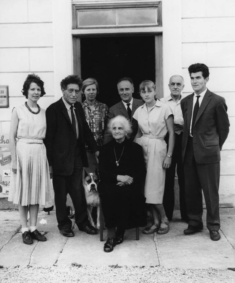 Fondation Giacometti -  Anonyme, Membres de la famille Giacometti réunis autour d'Annetta pour ses 90 ans, 5 aout 1961, 2003-1676
