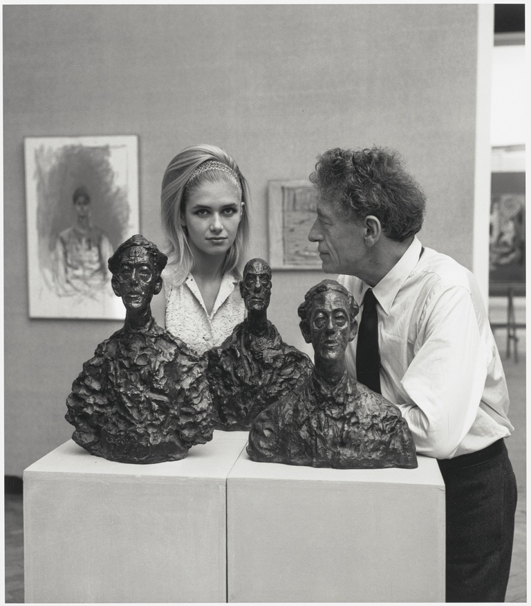 Fondation Giacometti -  Anonyme, Alberto Giacometti à la Biennale de Venise 1962 avec une femme non identifiée, 1962 2012-0034 