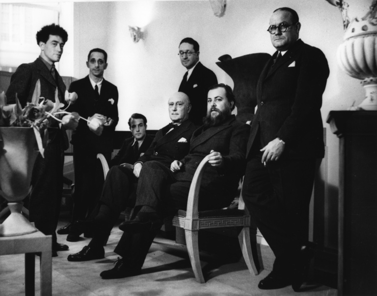 Fondation Giacometti -  François Kollar, Alberto Giacometti dans la boutique de Jean-Michel Frank, vers 1935, Archives de la Fondation Giacometti
