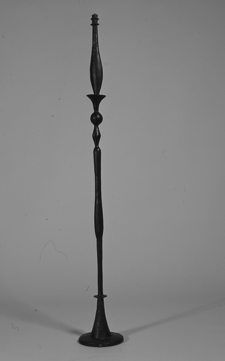 Fondation Giacometti -  Lampadaire modèle « grande feuille » version fine, bronze, vers 1933-1934, 149,70 x 21,00 cm, coll.Fondation Giacometti, Paris. 1994-3206