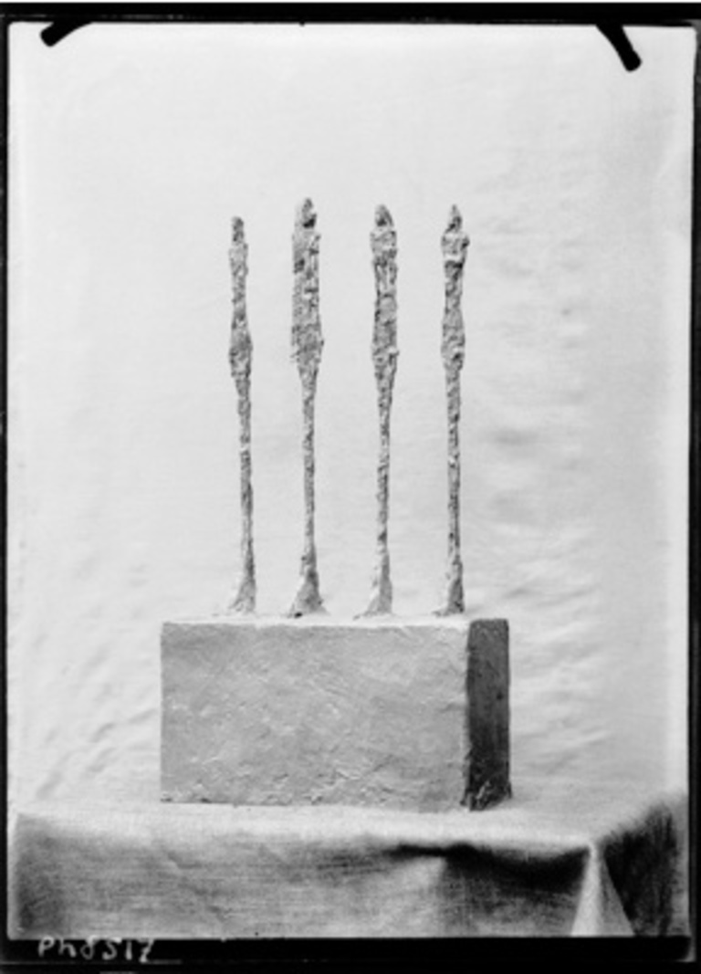 Fondation Giacometti -  Alberto Giacometti, Sculptures d'Alberto Giacometti, fonderie Rudier (Quatre femmes sur socle), vers 1952, Archives Fondation Giacometti, Paris