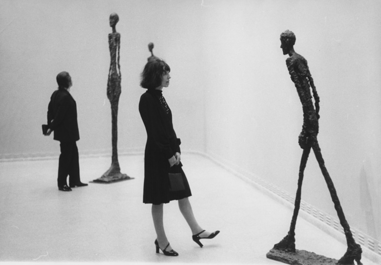 Fondation Giacometti -  Susan Wood, Annette Giacometti au vernissage de l'exposition Alberto Giacometti. A Retrospective Exhibition au musée Guggenheim à New York, 4 avril 1974, coll.Fondation Giacometti, Paris.