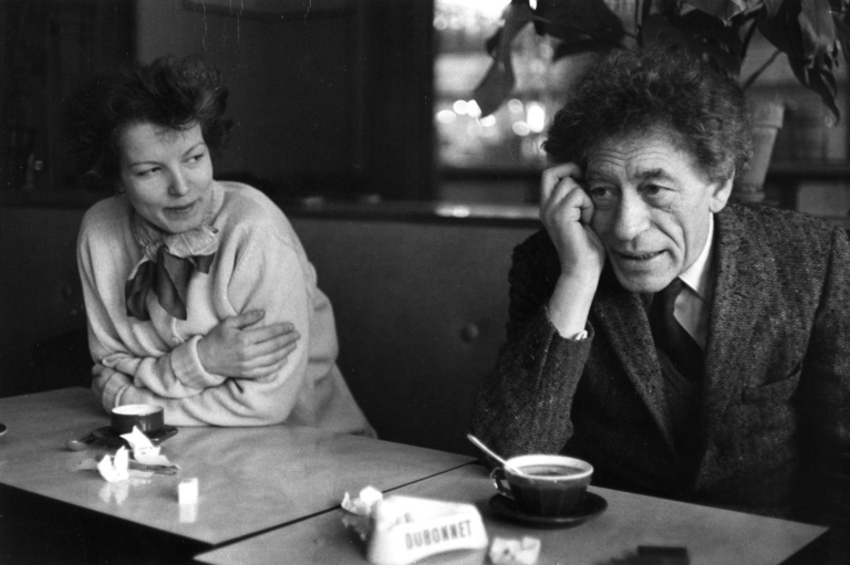 Fondation Giacometti -  Henri Cartier-Bresson, Alberto et Annette Giacometti au café-tabac "Le Gaulois", 1961, coll.Fondation Giacometti, Paris.