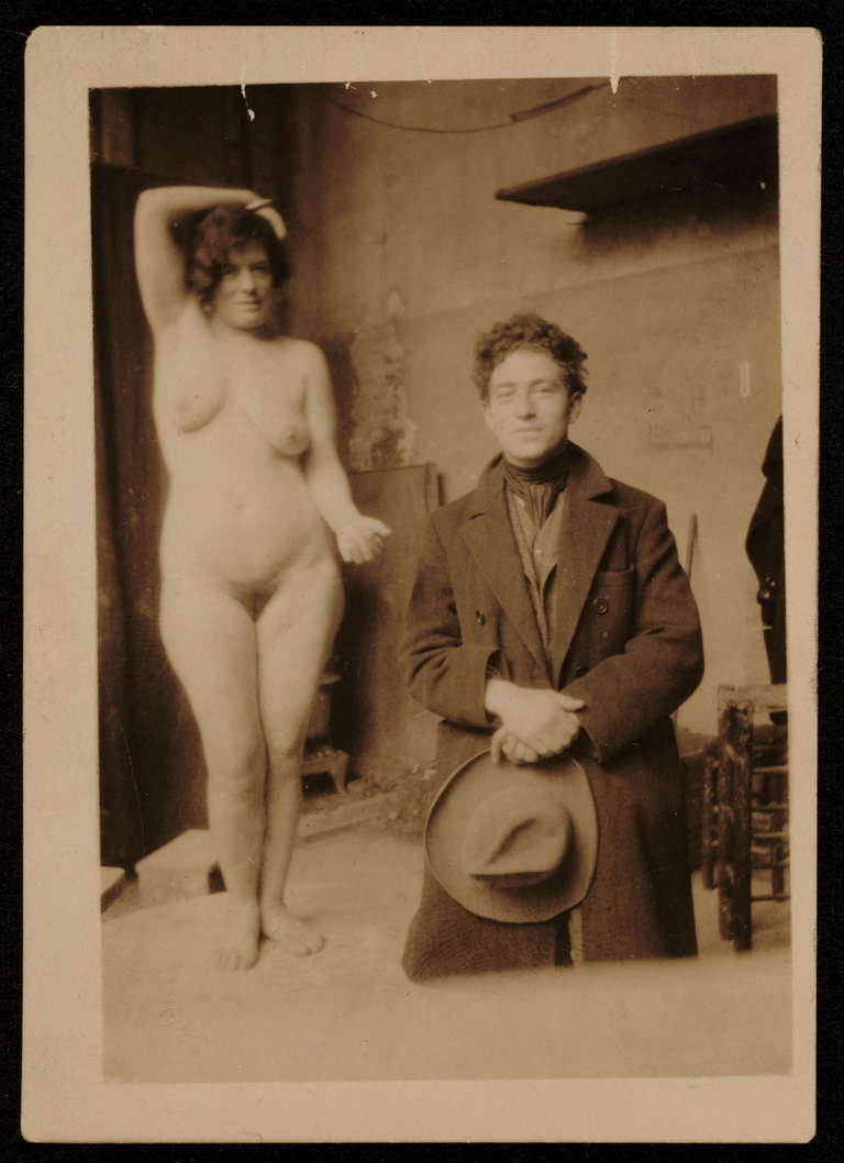 Fondation Giacometti -  Alberto Giacometti posant a cote du modele Carmen Damedoz Academie de la Grande Chaumiere 1922 Archives Fondation Giacometti Paris.jpg
