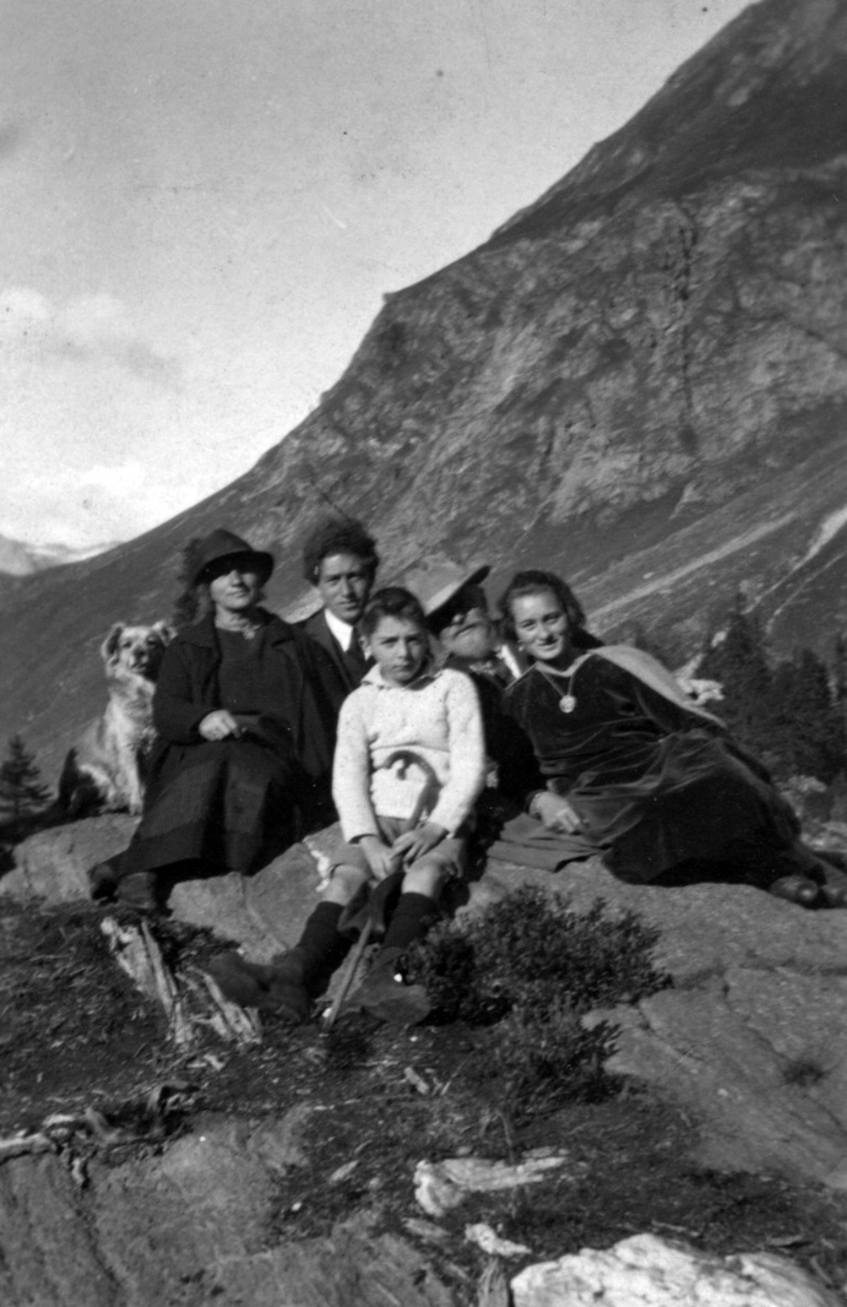 Fondation Giacometti -  Annetta, Alberto, Diego, Giovanni et Ottilia Giacometti en montagne