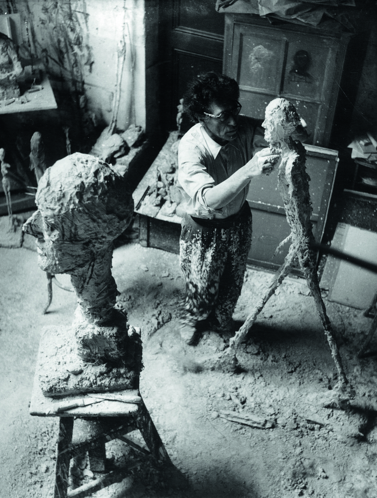 Fondation Giacometti -  Alberto Giacometti travaillant au plâtre de l’Homme qui marche