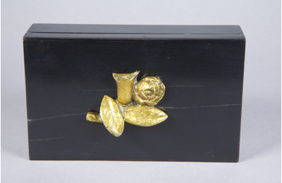 Fondation Giacometti -  Motif décoratif floral sur une boîte en ébène